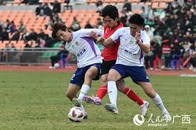 拿来吧你！柏林赫塔球员一把抢过对手教练给球员的战术小纸条