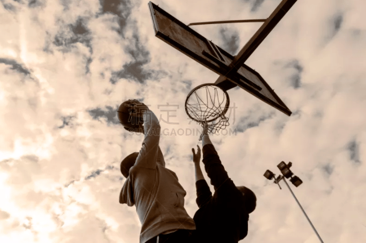 现场观战加泰德比，巴萨绯闻前锋阿斯拉尼晒自己照片